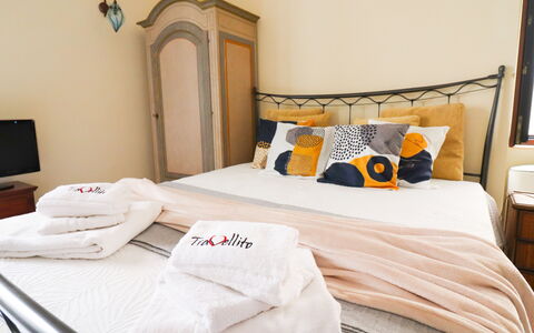 Scilla Centro Storico Otranto: Bett, Möbel, Schlafzimmer, Bedding, Bettdecke, Interior Design, Linens, Zimmer, Textil, Bettrahmen
