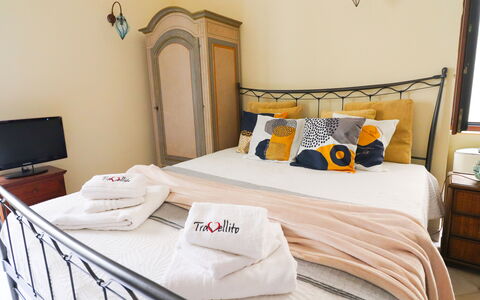 Scilla Centro Storico Otranto: Bett, Schlafzimmer, Bedding, Möbel, Bettdecke, Interior Design, Linens, Textil, Zimmer, Bettrahmen