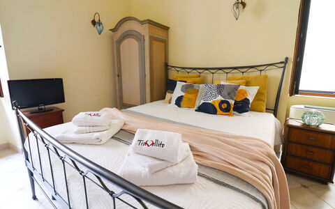 Scilla Centro Storico Otranto: Bett, Schlafzimmer, Möbel, Bedding, Bettdecke, Interior Design, Linens, Zimmer, Fussboden, Bettrahmen