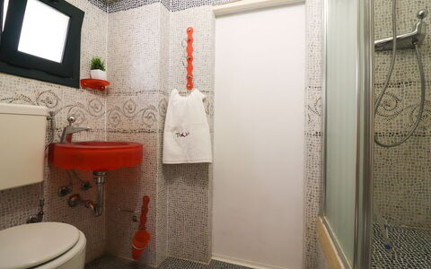 Scilla Centro Storico Otranto: Badezimmer, Toilleten Sitz, Armatur, Wand, Toilette, Bad Sink, Interior Design, Sinken, Fussboden, Installation