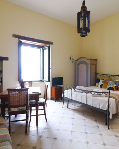 Scilla Centro Storico Otranto: Möbel, Interior Design, Wand, Schlafzimmer, Bett, Flooring, Fussboden, Decke, Zimmer, Beleuchtung