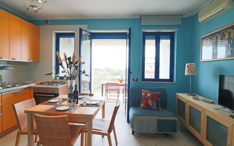 Circe Sea View: Möbel, Interior Design, Stuhl, Tabelle, Küche & Esszimmer Tisch, Fussboden, Zimmer, Wohnung, Esszimmer, Holzbeize