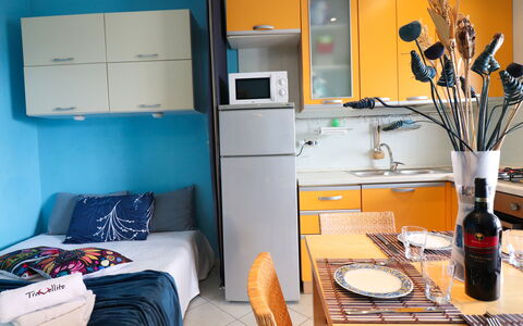 Circe Sea View: Möbel, Zimmer, Interior Design, Wohnung, Stuhl, Major Appliance, Vorhang, Küche, Haushaltsgerät, Cabinetry