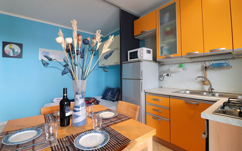 Circe Sea View: Holz, Interior Design, Möbel, Orange, Wohnung, Küche, Zimmer, Stuhl, Countertop, Cabinetry