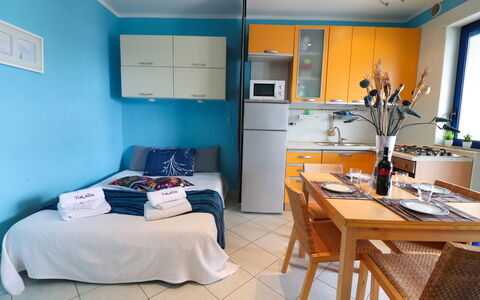 Circe Sea View: Möbel, Interior Design, Zimmer, Flooring, Fussboden, Wohnung, Schlafzimmer, Bett, Stuhl, Linens