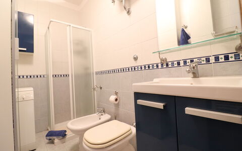 Circe Sea View: Armatur, Flooring, Bad Sink, Fussboden, Badezimmer, Sinken, Interior Design, Toilleten Sitz, Zapfhahn, Toilette