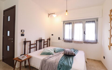 Malika: Bett, Schlafzimmer, Interior Design, Wand, Möbel, Bedding, Flooring, Fussboden, Bettdecke, Holz