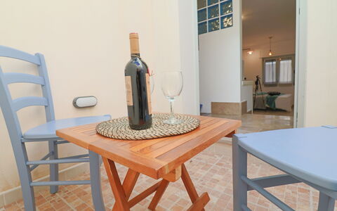 Malika: Möbel, Stuhl, Tabelle, Holz, Flooring, Interior Design, Fussboden, Küche & Esszimmer Tisch, Esszimmer, Zimmer