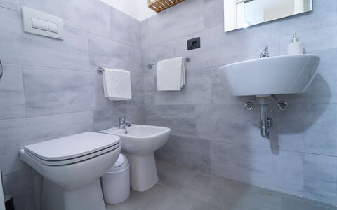 Malika: Badezimmer, Flooring, Armatur, Fussboden, Toilleten Sitz, Sinken, Bad Sink, Toilette, Interior Design, Zapfhahn