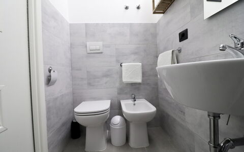 Malika: Flooring, Fussboden, Armatur, Interior Design, Badezimmer, Sinken, Toilleten Sitz, Toilette, Zuhause, Installation