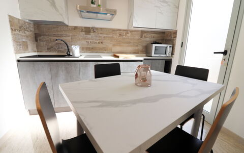 Malika: Möbel, Flooring, Holz, Fussboden, Interior Design, Küche & Esszimmer Tisch, Tabelle, Stuhl, Countertop, Esszimmer