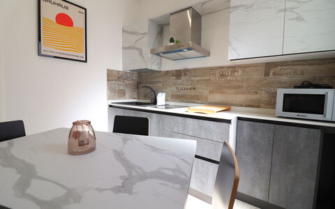 Malika: Möbel, Flooring, Fussboden, Countertop, Stuhl, Küche, Natürliches Material, Cabinetry, Küche & Esszimmer Tisch