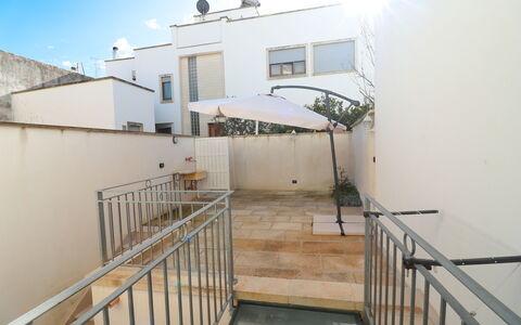 Malika: Fussboden, Flooring, Geländer, Wohnung, Balkon, Treppe, Daylighting, Hof, Zimmerpflanze, Baluster
