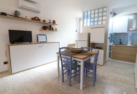 Malika: Möbel, Flooring, Interior Design, Holz, Fussboden, Zimmer, Wohnung, Cabinetry, Countertop, Küche