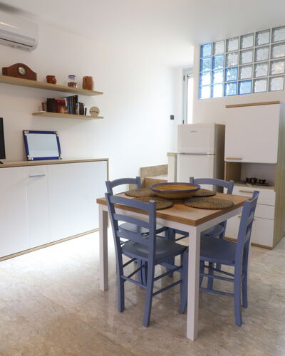 Malika: Möbel, Flooring, Interior Design, Holz, Fussboden, Zimmer, Wohnung, Cabinetry, Countertop, Küche