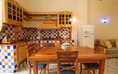 Cariddi Dimora Otranto: Küche, Interior Design, Flooring, Möbel, Holz, Fussboden, Countertop, Küchengerät, Cabinetry, Decke
