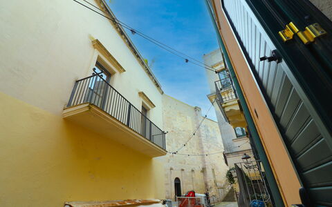 Cariddi Dimora Otranto: Wand, Gelb, Die Architektur, Verbundwerkstoff, Gasse, Eisen, Beton, Schatten, Balkon