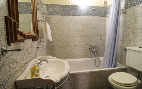 Cariddi Dimora Otranto: Badezimmer, Bad Sink, Armatur, Sinken, Interior Design, Zapfhahn, Flooring, Badewanne, Installation, Fussboden