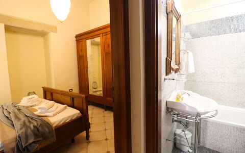 Cariddi Dimora Otranto: Bett, Schlafzimmer, Möbel, Wand, Holz, Interior Design, Fussboden, Bettdecke, Flooring, Bedding