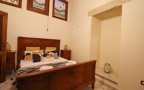 Cariddi Dimora Otranto: Möbel, Holz, Bett, Schlafzimmer, Interior Design, Flooring, Fussboden, Bettdecke, Zimmer, Schublade