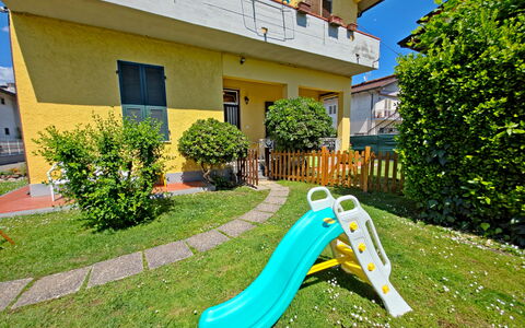 Casa Serena: Rasen, Garten, Schatten, Garten, Hinterhof, Spielplatz Rutsche, Landscaping, Spielmittel, Kunstrasen