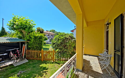 Casa Serena: Balkon, Rasen, Villa