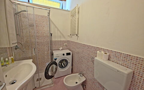 Casa Serena: Armatur, Bad Sink, Badezimmer, Waschmaschine, Sinken, Flooring, Fussboden, Toilette, Interior Design, Zapfhahn