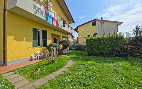 Casa Serena: Wohngebiet, Haus, Nachbarschaft, Zuhause, Menschliche Siedlung, Wohnung, Vorort, Rasen, Garten, Balkon