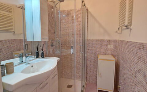 Casa Serena: Bad Sink, Badezimmer, Sinken, Armatur, Flooring, Fussboden, Interior Design, Zapfhahn, Badezimmerschrank, Installation