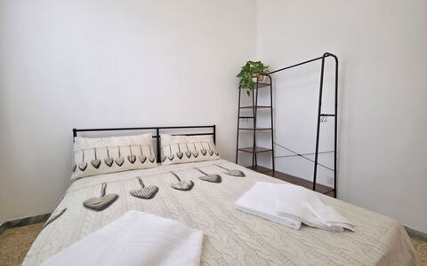 Casa Serena: Bett, Bedding, Schlafzimmer, Interior Design, Bettdecke, Fussboden, Möbel, Wand, Flooring, Holz