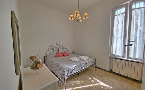 Casa Serena: Möbel, Bett, Schlafzimmer, Interior Design, Fussboden, Bedding, Wand, Flooring, Bettdecke, Holz