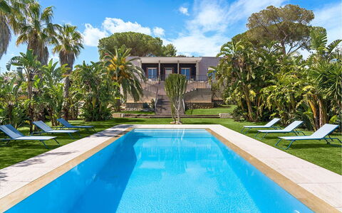 Villa Rebecca: Blau, Schwimmbad, Resort, Eco Hotel, Estate, Freizeit, Villa, Landscaping, Hazienda, Sonnenliege