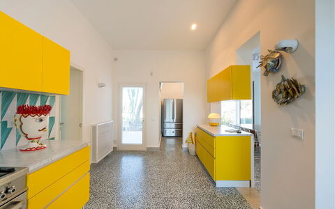 Villa Rebecca: Flooring, Küche, Interior Design, Gelb, Fussboden, Decke, Countertop, Major Appliance, Cabinetry, Küchengerät