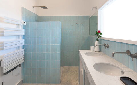 Villa Rebecca: Wand, Flooring, Fussboden, Interior Design, Armatur, Fliese, Badezimmer, Verbundwerkstoff, Installation, Keramik