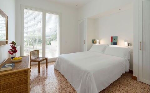 Villa Rebecca: Möbel, Interior Design, Bett, Wand, Fussboden, Flooring, Schlafzimmer, Holz, Decke, Bettdecke
