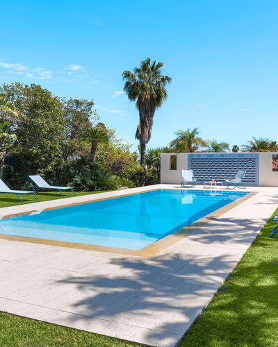 Villa Rebecca: Blau, Schwimmbad, Resort, Eco Hotel, Gartenmöbel, Schatten, Garten, Landscaping, Freizeit, Estate