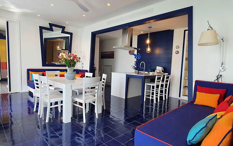 Casa Blue Dream: Möbel, Interior Design, Flooring, Fussboden, Decke, Beleuchtung, Tabelle, Stuhl, Wohnzimmer, Zimmer