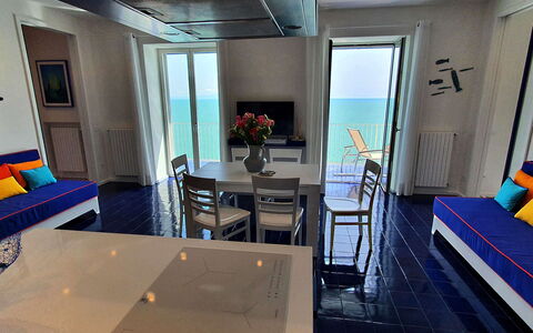 Casa Blue Dream: Möbel, Fussboden, Meer, Stuhl, Ozean, Kaffetisch, Resort, Hotel, Gartenmöbel