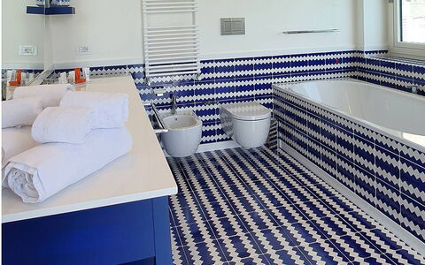 Casa Blue Dream: Blau, Flooring, Fussboden, Interior Design, Fliese, Verbundwerkstoff, Design, Armatur, Badezimmer