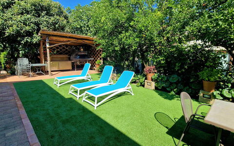 Villa Romantic Garden: Garten, Strauch, Möbel, Gartenmöbel, Hinterhof, Schatten, Rasen, Eco Hotel, Schwimmbad, Resort