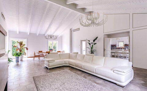 Villa Romantic Garden: Möbel, Interior Design, Couch, Flooring, Wohnzimmer, Fussboden, Zuhause, Decke, Zimmer, Beleuchtung