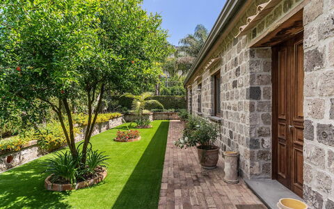 Villa Romantic Garden: Garten, Strauch, Ground, Backstein, Flagstone, Landscaping, Hinterhof, Rasen, Garten