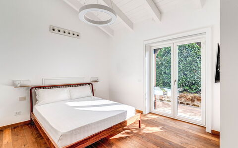 Villa Romantic Garden: Bett, Interior Design, Schlafzimmer, Flooring, Holz, Fussboden, Zuhause, Möbel, Bettdecke, Bedding