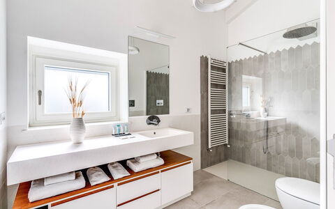 Villa Romantic Garden: Badezimmer, Interior Design, Armatur, Flooring, Bad Sink, Fussboden, Sinken, Spiegel, Badezimmerschrank, Zapfhahn