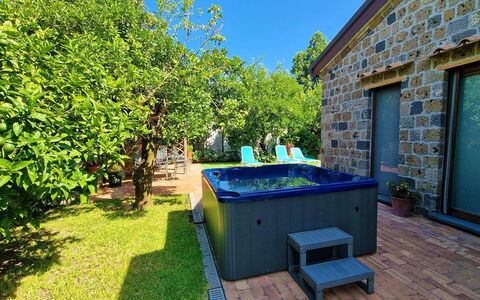 Villa Romantic Garden: Blau, Schwimmbad, Resort, Verbundwerkstoff, Eco Hotel, Freizeit, Water Feature, Garten, Blumentopf, Fliese