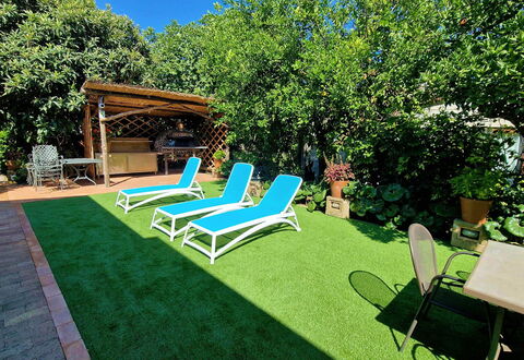 Villa Romantic Garden: Garten, Strauch, Möbel, Gartenmöbel, Hinterhof, Schatten, Rasen, Eco Hotel, Schwimmbad, Resort