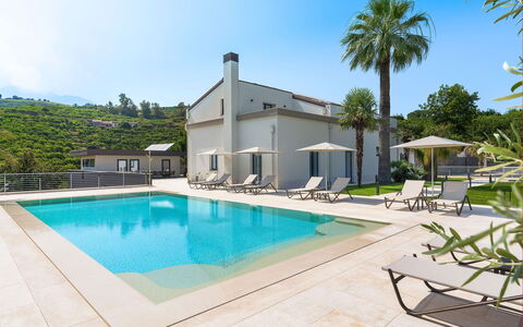 Villa Cloris: Schwimmbad, Resort, Verbundwerkstoff, Estate, Eco Hotel, Thermae, Hazienda, Reflecting Pool, Villa, Schatten