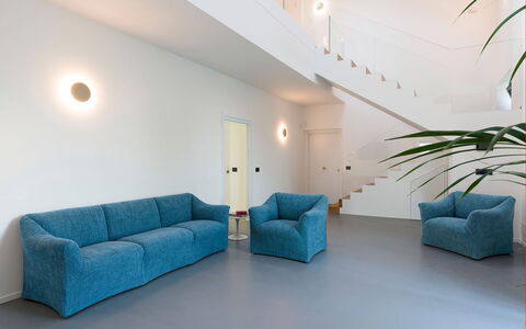 Villa Cloris: Flooring, Fussboden, Interior Design, Couch, Möbel, Wohnzimmer, Decke, Wohnung, Komfort