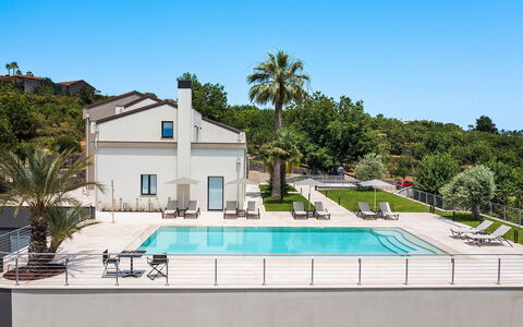Villa Cloris: Schwimmbad, Resort, Verbundwerkstoff, Eco Hotel, Schatten, Gartenmöbel, Estate, Villa, Hotel