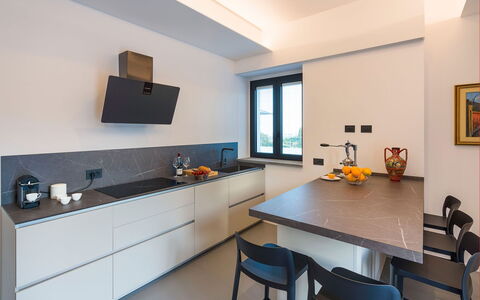 Villa Cloris: Küche, Countertop, Interior Design, Küchengerät, Flooring, Herd, Major Appliance, Cabinetry, Haushaltsgerät, Möbel